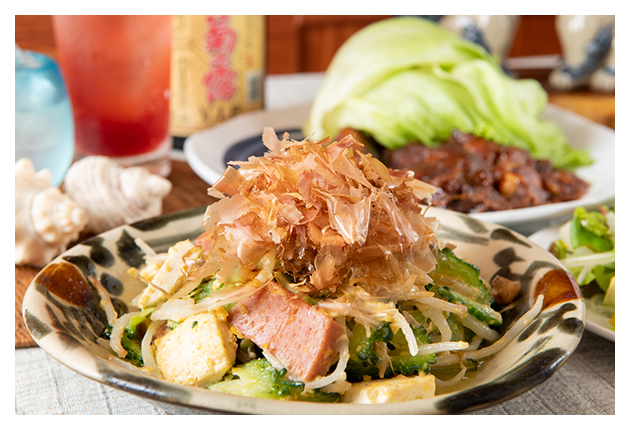 家庭的な沖縄料理を味わえる